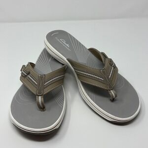EUC Clarks Cloudsteppers Breeze Adjustable Thong Sandals Womens 10 Taupe Resort